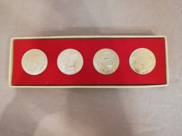 DDR NVA 4 original Medaillen 20 Jahre NVA im Etui