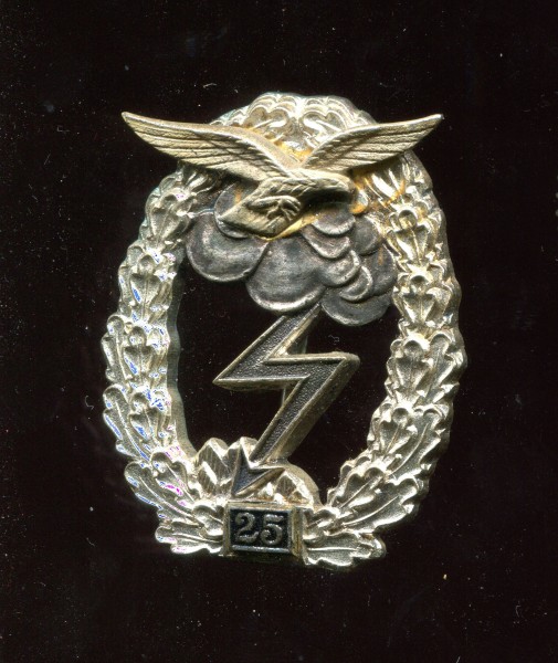 Orden 1939 / 1957 Erdkampfabzeichen der Luftwaffe mit Einsatzzahl 25