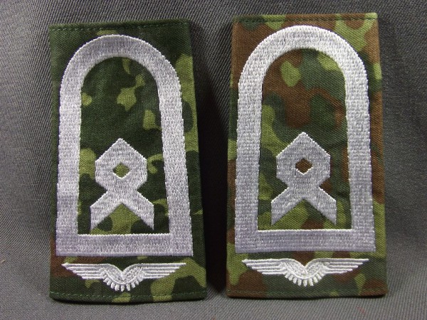 Rangschlaufen Hauptfeldwebel weiß auf flecktarn mit Schwinge