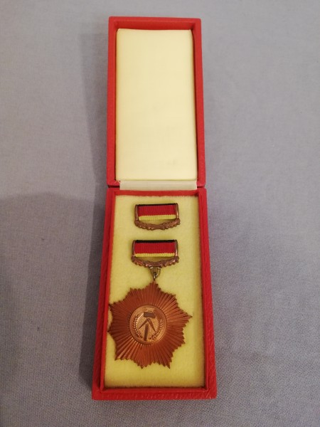 DDR Vaterländischer Verdienstorden Bronze (5c) im Etui