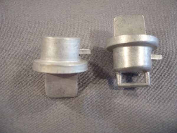 Allgemein: Tschakoriemen- Zubehör, Polizei Allgemein, 2x Knopf 91, Alu