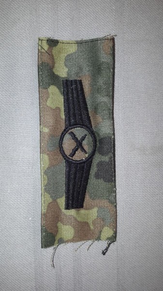 Tätigkeitsabzeichen, Sicherungspersonal, Neues Modell, schwarz auf flecktarn 