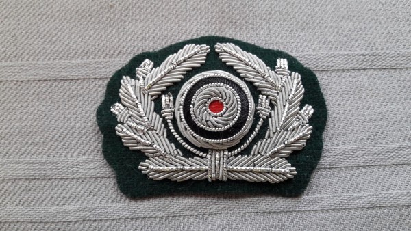 Mützenkranz mit Kokarde, Wehrmacht- Heer, Offizier, silber handgestickt auf grün