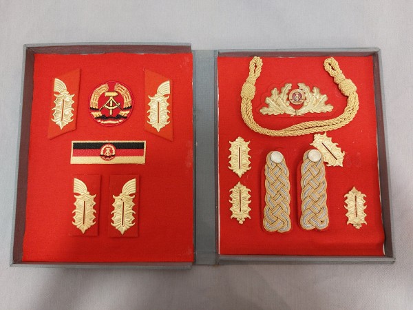 DDR Effekten General Landstreitkräfte in Schatulle - Mützenabzeichen Kragenspiegel