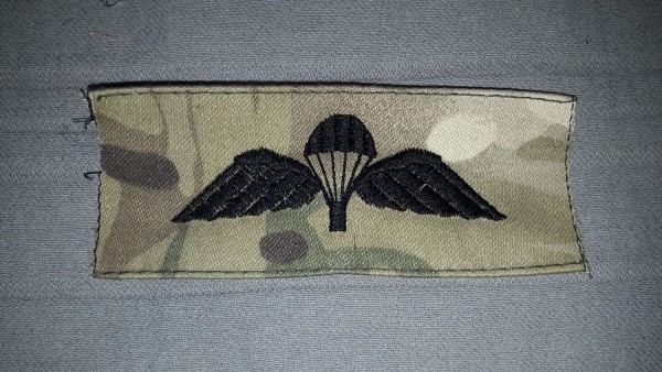 Fallschirmspringerabzeichen GB schwarz auf MTP Tarn maschinengestickt Multi Terrain Pattern