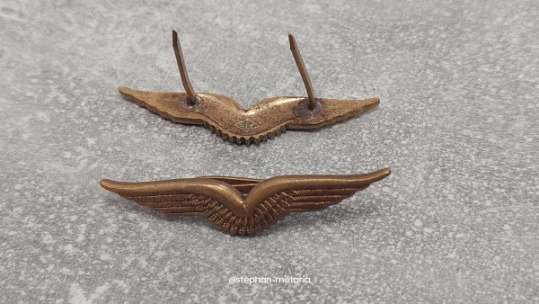 Bundeswehr Luftwaffe Mützenabzeichen Doppelschwinge Altgold 2 Splinte