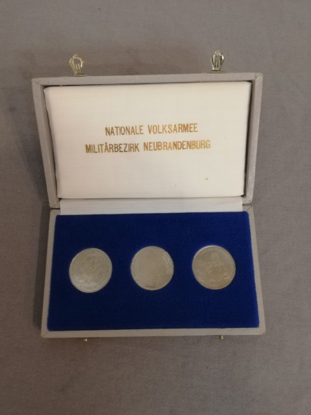 DDR 3 Medaillen NVA Militärbezirk Neubrandenburg im Etui