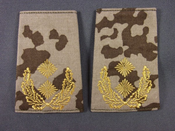 Rangschlaufen Generalmajor gelb auf Wüstentarn