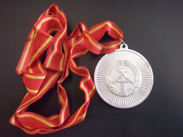 Medaille Kreiswehrspartakiade 1977 GST Stufe silber