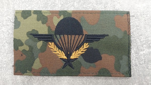Bundeswehr Fallschirmspringerabzeichen FR schwarz/ gold auf Flecktarn maschinengestickt, ohne Stern