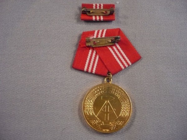 Medaille für Treue Dienste in den Kampfgruppen der Arbeiterklasse in Gold