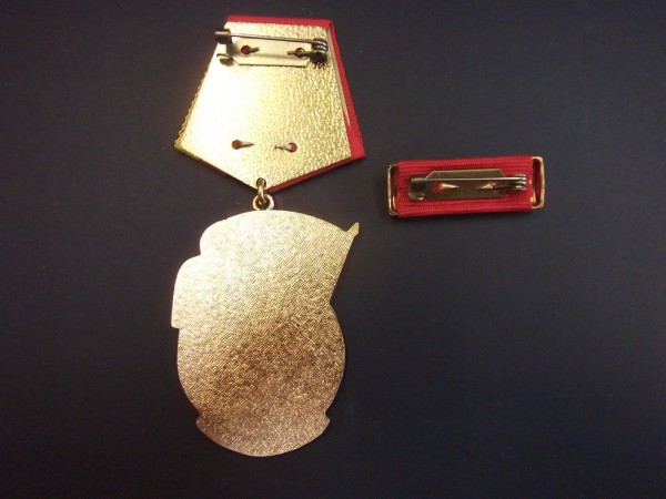 Orden "Banner der Arbeit" Stufe 2, im Etui Bild ist ein Muster!!!