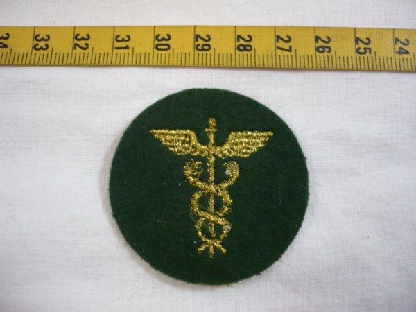Bayern: Laufbahnabzeichen, Polizei Bayern, Merkurstab in Gold Lurex maschinengestickt auf moosgrün