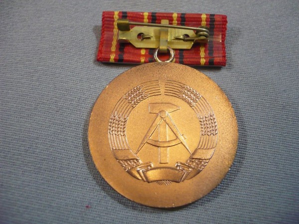 Verdienter Aktivist, in Bronze