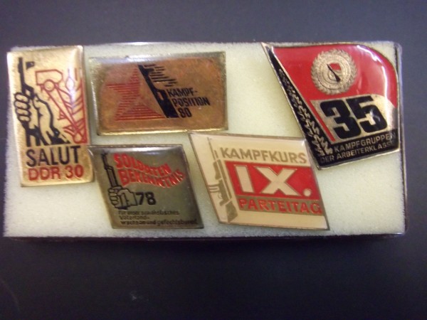 Plakettensatz, Salut 30, Kampfposition 80, Soldaten Bekenntnis 78, Kampfkurs IX Kampfgruppen der Arbeiterklasse 35