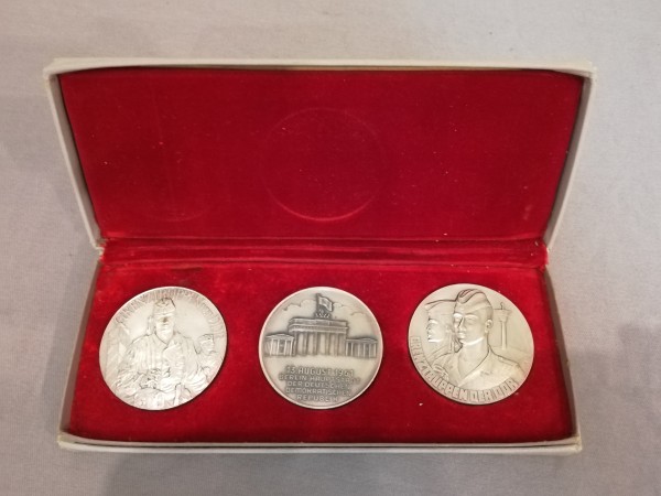 DDR Grenztruppen Ehrengeschenk mit 3 Medaillen - 60mm