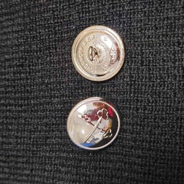 Knopf silberfarben gekreuzte Schlüssel mit langer Öse 23 mm