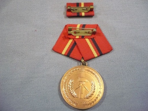 Verdienstmedaille der Kampfgruppen der Arbeiterklasse. in Bronze