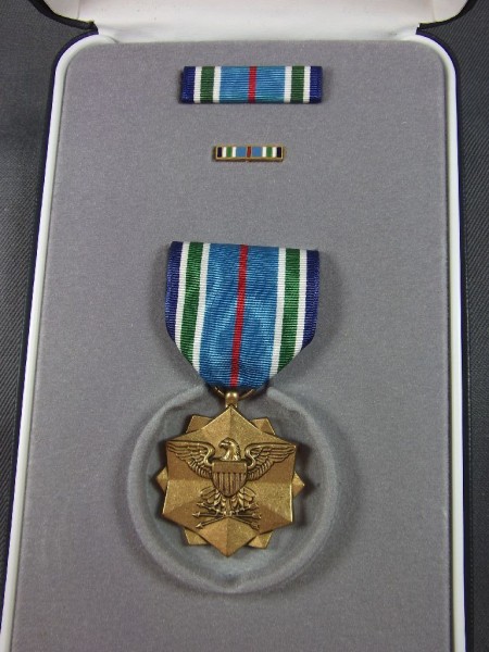 Joint Service Archievment Medal, mit Ribbon, Lapelpin im großen Etui