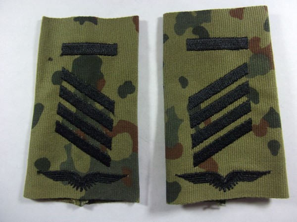 Rangschlaufen Stabsgefreiter UA schwarz auf Flecktarn mit Schwinge aus #Versuchsstoff#