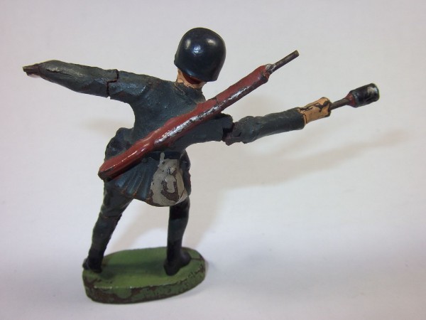 Elastolin- Soldaten, 1 Soldat Handgranatenwurf, Hersteller Elastolin, ca. 7,5cm