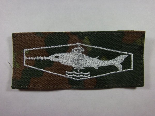 Tätigkeitsabzeichen Taucherarzt silber auf flecktarn, Schlange in silber