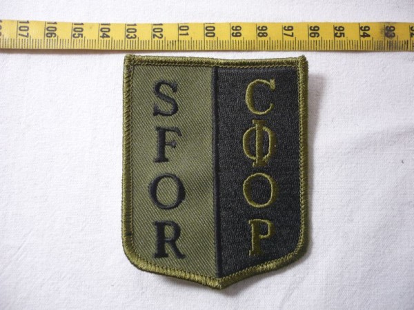 Verbandsabzeichen SFOR, schwarz auf oliv, 8cm