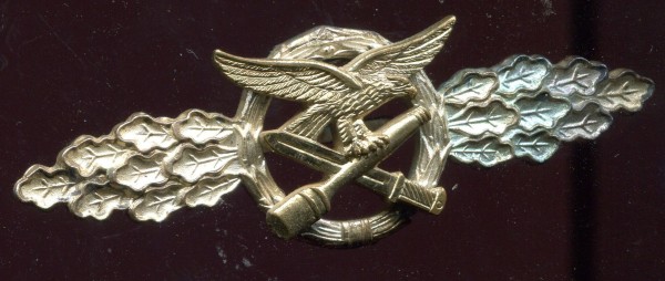 Orden 1939 / 1957 Nahkampfspange der Luftwaffe in Silber frühe Fertigung