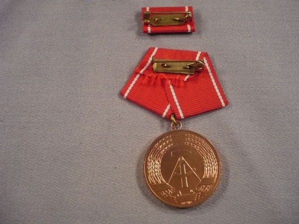 Medaille für ausgezeichnete Leistungen in den Kampfgruppen der Arbeiterklasse in Gold