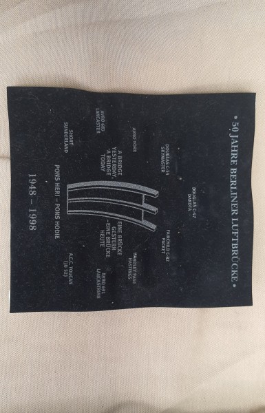 Pin Anstecker Platte Board 50 Jahre Berliner Luftbrücke 1948-1998 Filz (ohne Pins)