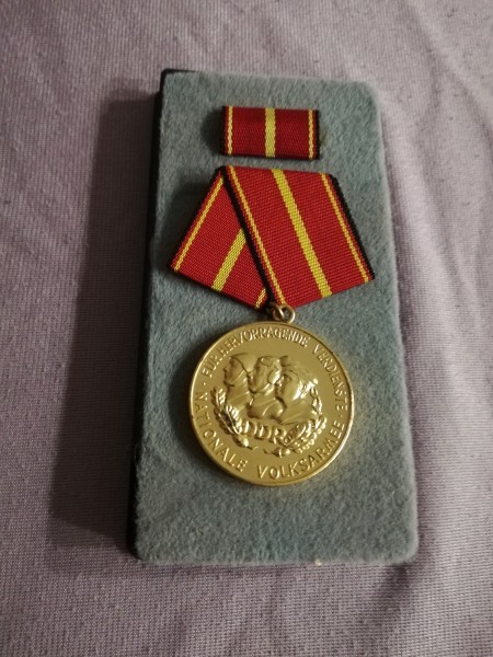DDR Verdienstmedaille der Nationalen Volksarmee Gold - Bartel 145G
