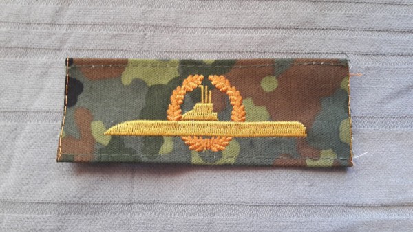 Tätigkeitsabzeichen U-Boot Personal bronze auf flecktarn