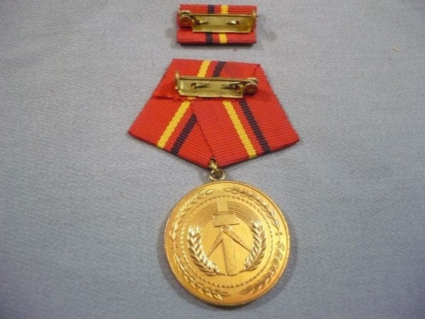 Verdienstmedaille der Kampfgruppen der Arbeiterklasse. in Bronze