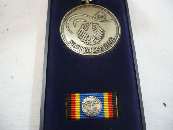 Einsatzmedaille Fluthilfe 2002, mit Bandschnalle und Etui