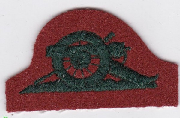 Armabzeichen Royal Artillery Gun Badge rechts grün auf rot