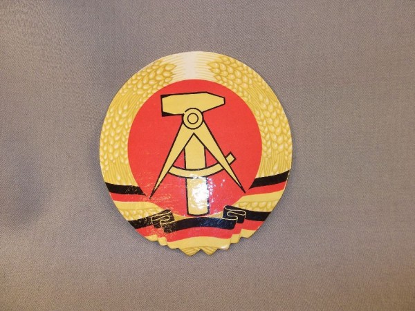 Emblem für die Wand oder als Untersetzer, mit DDR National/ Wappen