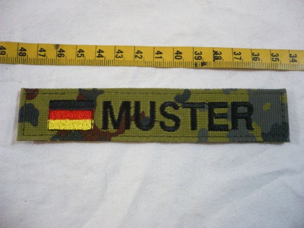 Namenstreifen, schwarz auf flecktarn mit National schwarz-rot-gold maschinengestickt mit Klett, Namen zum Aussuchen- Namen A bis Z