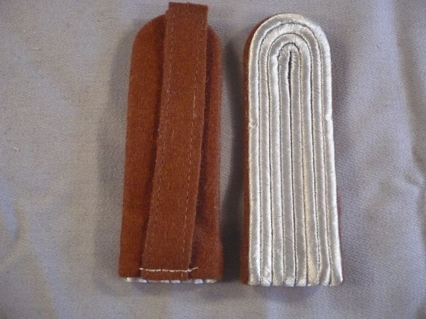 Schulterstücke Leutnant glänzend auf braun