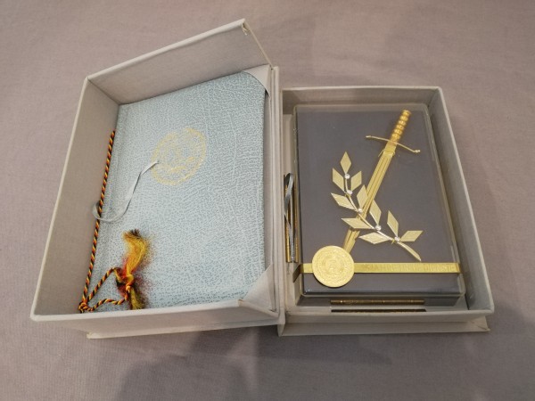 DDR Ehrengeschenk für 25 Jahre Treue Dienste in der NVA mit Urkunde von 1977