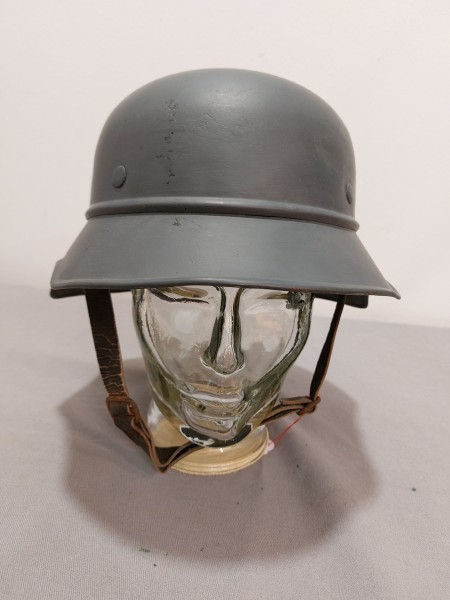 3.Reich Stahlhelm, Luftschutz, Größe 58 - überlackiert - Innenfutter und Kinnriemen intakt