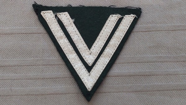 Dienstgradabzeichen Waffen XX Obergefreiter/ Obergefreitenwinkel silber auf dunkelgrün