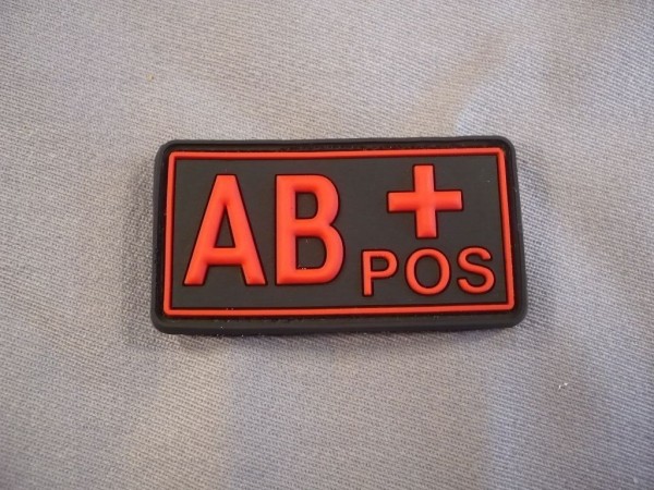 Blutgruppen Abzeichen AB+ POS, rot auf schwarz Gummi mit Klett