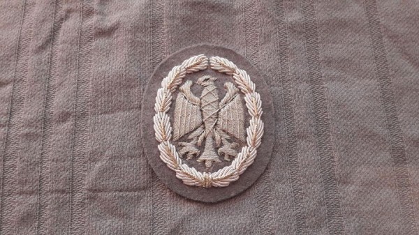 Leistungsabzeichen Bundeswehr in Silber auf grau handgestickt