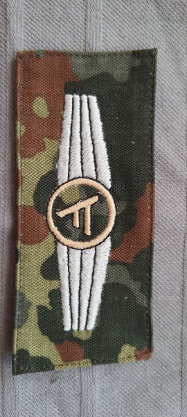 Tätigkeitsabzeichen Führungsdienstpersonal in bronze mit silber maschinengestickt auf flecktarn