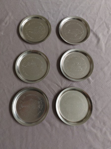 DDR NVA Untersetzer " Für den Schutz der Arbeiter und Bauern macht " Metall