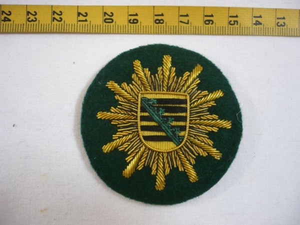 Sachsen: Barettabzeichen, Polizei Sachsen, Mützenstern in gold handgestickt auf grün