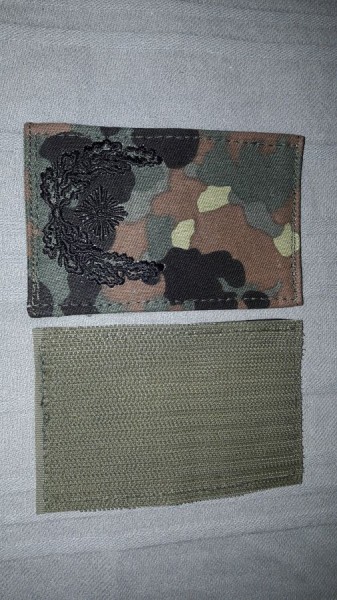 Rangschlaufen Major, schwarz auf Flecktarn mit Klett