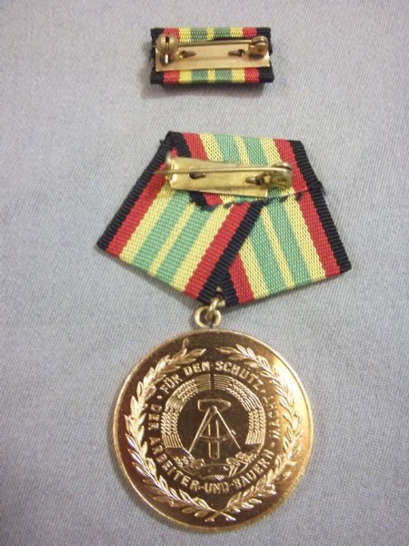 Medaille für treue Dienste in der Nationalen Volksarmee, in Gold