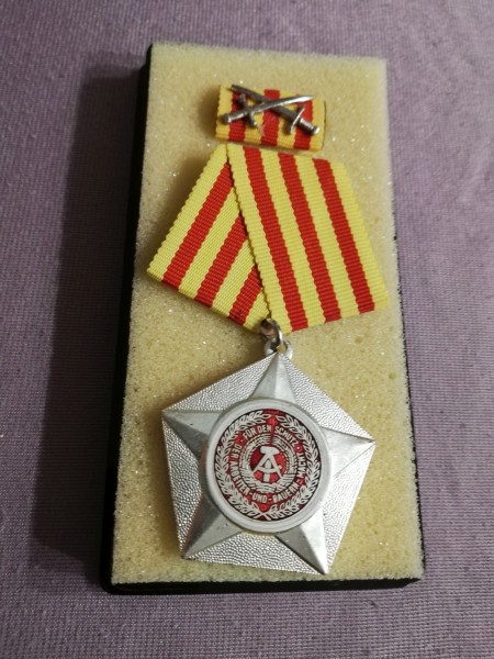 DDR Kampforden "Für Verdienste um Volk und Vaterland" Silber Kriegsband