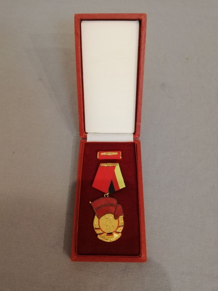 DDR Orden Banner der Arbeit Stufe III Bartel Nr. 8g im Etui